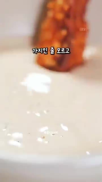 에어프라이어에 가지를 넣고 노릇하게 구워줍니다. — 가지 싫어하는 사람도 순식간에 해치우는 에어프라이어 가지스틱 튀김