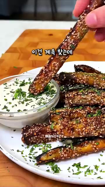 소스에 찍어 먹으면 완성입니다. — 가지 싫어하는 사람도 순식간에 해치우는 에어프라이어 가지스틱 튀김