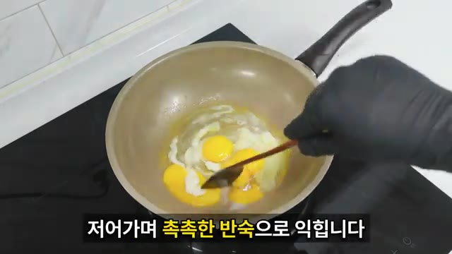 밥 300g을 넣고 계란과 가볍게 섞어줍니다. — 버터 20g 나눠 쓰면 더 고소한 간장버터 계란볶음밥