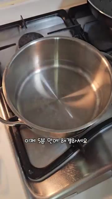 한우 곰탕용 뼈를 12시간 우려냅니다. — 한우곰탕 집에서 편하게 드세요