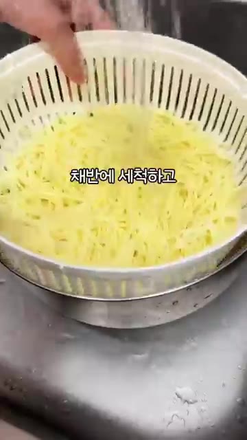 채칼만 바꿔 끼우면 양파 등 다른 채소도 한 번에 썰 수 있습니다. — 3가지 기능을 한번에! 채칼, 야채탈수기, 스텐 믹싱볼 3in1 주방템