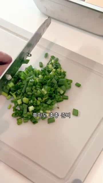 압력솥 뚜껑을 닫고 밥을 지은 후, 김이 빠지면 뚜껑을 열어 밥을… — 가을 담긴 연근 버섯 솥밥 만들기