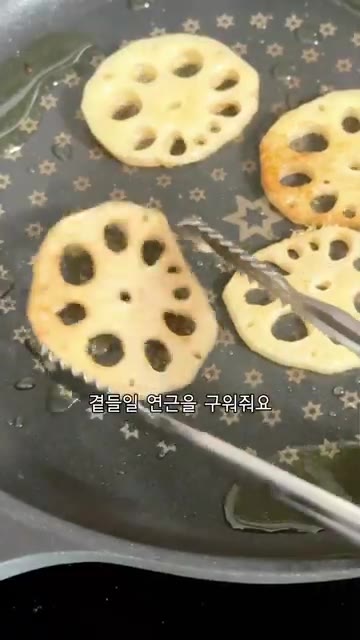 연근을 팬에 노릇하게 구워줍니다. 쪽파는 송송 썰어 준비합니다. — 가을 담긴 연근 버섯 솥밥 만들기