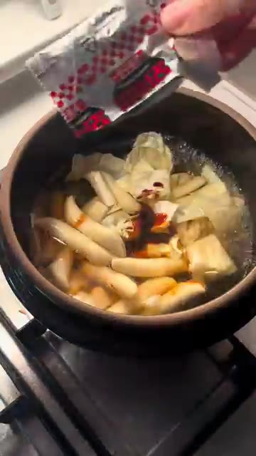 라볶이 소스를 넣는다. — 간편하게 조리하는 라볶이