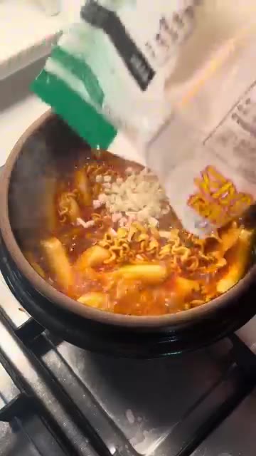 라면 사리를 넣는다. 치즈를 넣는다. — 간편하게 조리하는 라볶이