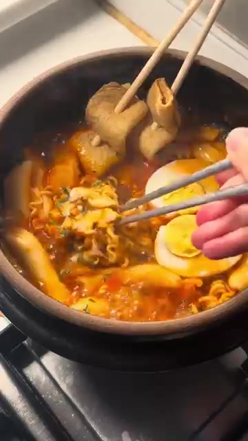 잘 섞어 라볶이를 완성한다. — 간편하게 조리하는 라볶이