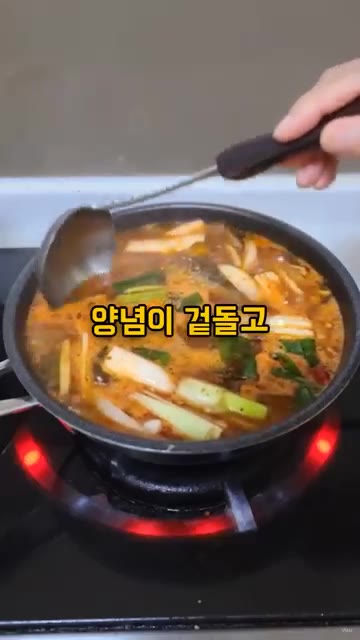 냄비 바닥에 무를 깔고 손질한 고등어를 올립니다. — 고등어조림 만들 때 이것 꼭 넣어보세요