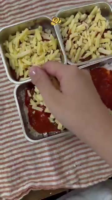 체에 내려 덩어리를 풀어주고 김이 오른 찜기에 넣고 15분간 찐다. — 할로윈 피자설기 만들기🎃💀