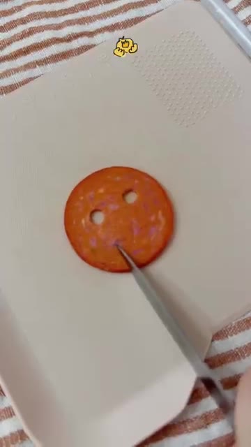 찐 쌀가루를 틀에 담고 피자치즈, 페퍼로니, 올리브, 옥수수, 피망… — 할로윈 피자설기 만들기🎃💀