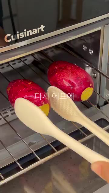 다시 에어프라이어에 넣고 190도에서 25분간 더 구워줍니다. — 초간단 에어프라이어 군고구마 레시피