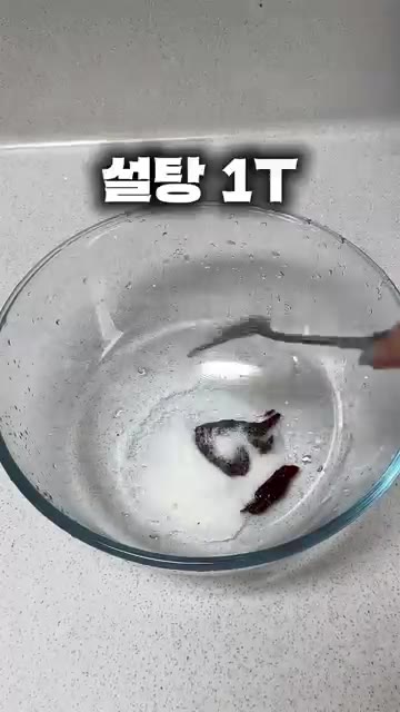 삶은 소면은 찬물에 30초간 헹군 후 물기를 꼭 짜줍니다. — 모두가 맛있다고 한 비빔국수 레시피