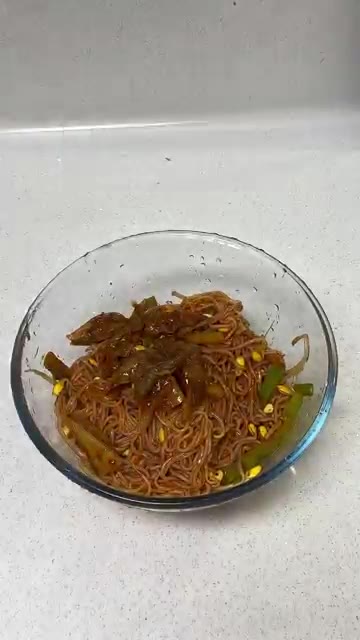 김치 조금과 김 3-4장을 가위로 잘라 넣고 섞어줍니다. — 모두가 맛있다고 한 비빔국수 레시피