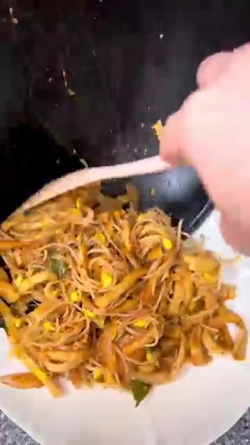 볶은 콩나물 어묵을 접시에 담아낸다. 밥 비벼 먹기 좋은 맛이다. — 간단한데 맛있기까지 한 콩나물 어묵볶음