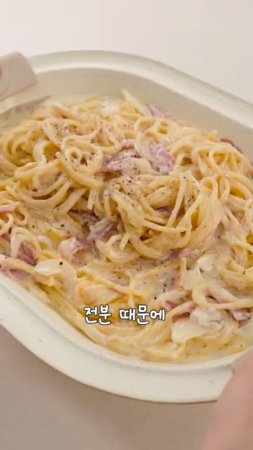 중간중간 면을 잘 풀어주면 알아서 꾸덕꾸덕해지며 면과 소스가 따로… — 실패하는 게 더 어려운, 원팬 크림 파스타