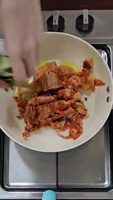 팬에 기름을 두르고 김치를 넣어 볶는다. — 밥도둑! 돼지고기 김치찌개 정착 레시피
