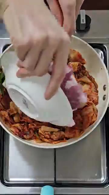 돼지고기를 넣고 김치와 함께 볶는다. 양파, 대파, 고춧가루, 고추… — 밥도둑! 돼지고기 김치찌개 정착 레시피