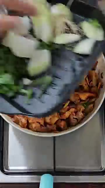 재료가 잠길 만큼 물을 붓고 뚜껑을 닫아 15분간 끓인다. — 밥도둑! 돼지고기 김치찌개 정착 레시피