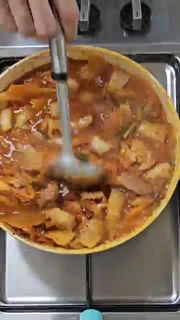 뚜껑을 열고 참기름과 후추를 약간 넣고 섞어준다. 끓일수록 깊은 맛… — 밥도둑! 돼지고기 김치찌개 정착 레시피