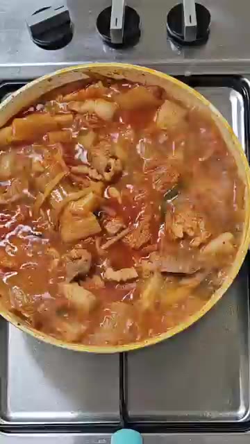 김치찌개가 완성되면 그릇에 담아 맛있게 즐긴다. 라면 사리를 넣어… — 밥도둑! 돼지고기 김치찌개 정착 레시피