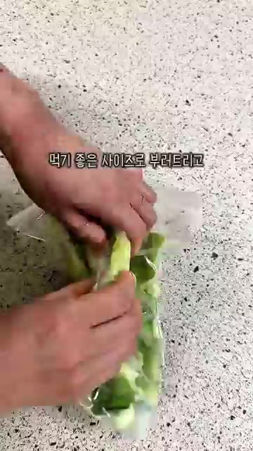 먹기 좋은 크기로 오이를 부러뜨린다. — 오이탕탕이 레시피