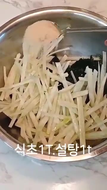 식초 1T와 설탕 1t를 넣는다. — 물파래무침 레시피 (Winter Sea Grape Salad Recipe)