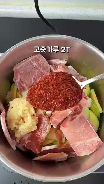 재료가 양념에 잘 볶아지면 물 500ml를 붓고 끓여줍니다. — 국물까지 싹 비운 인생 고추장찌개