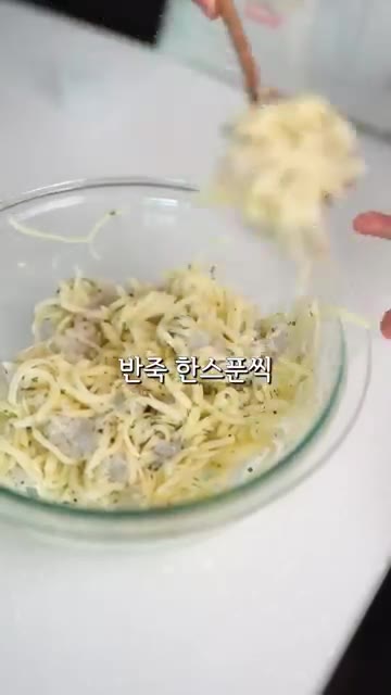팬에 기름을 두르고 반죽을 한 스푼씩 떠서 앞뒤로 눌러가며 노릇하게… — 남편이 감자만 보면 해달라는 감자새우전 레시피