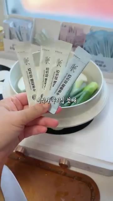 냄비에 물, 황태 해물 육수, 큼직하게 썬 무와 대파를 넣고 끓인다. — 시판 육수보다 맛있는 어묵탕 국물 비법