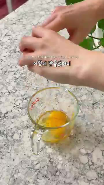 라이스페이퍼를 계란물에 적신 뒤 2장을 겹쳐줍니다. — 속 편한 다이어트 간식 🍕 라이스페이퍼 피자만들기 #레시피