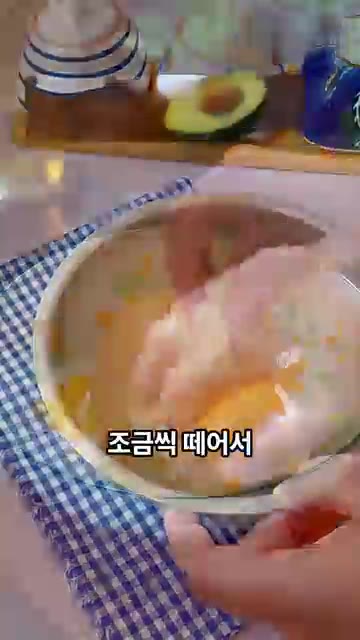 반죽을 조금씩 떼어 동그랗게 굴려주세요. — 찹쌀떡 부럽지 않은 고구마 경단 레시피