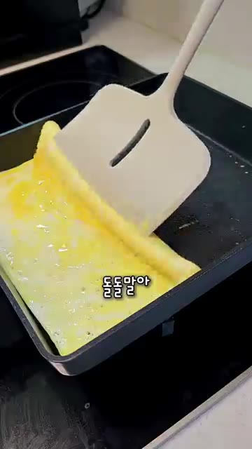 계란에 맛소금을 넣고 풀어 계란말이를 만들어 한 김 식힌 후 롤 유… — 진미채 듬뿍! 색다른 유부초밥 만들기