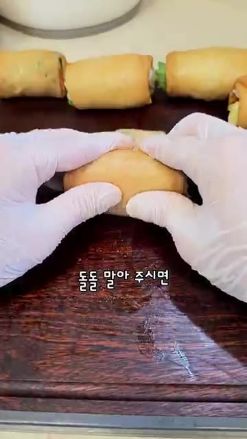 완성된 유부초밥을 먹기 좋게 반으로 잘라줍니다. — 진미채 듬뿍! 색다른 유부초밥 만들기