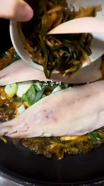 중불에서 10분간 끓이고, 뜸들이듯 5분 더 끓이면 완성입니다. 남… — 김진순 고등어 김치찜 레시피