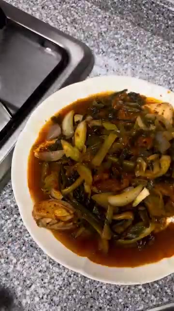 맛있는 냄새가 나면 그릇에 담아냅니다. 밥 한 그릇 더 먹어야겠어요. — 김진순 고등어 김치찜 레시피