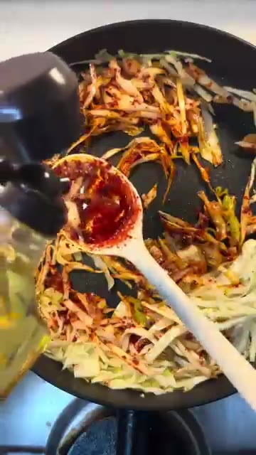 고춧가루, 저당굴소스, 다진 마늘, 알룰로스를 넣고 볶는다. — 속 편한 양배추 볶음밥