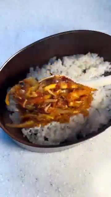 밥을 넣고 양념과 고루 섞이도록 볶는다. — 속 편한 양배추 볶음밥