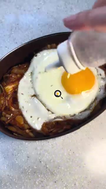 계란 프라이를 올리고 참깨를 뿌린다. — 속 편한 양배추 볶음밥