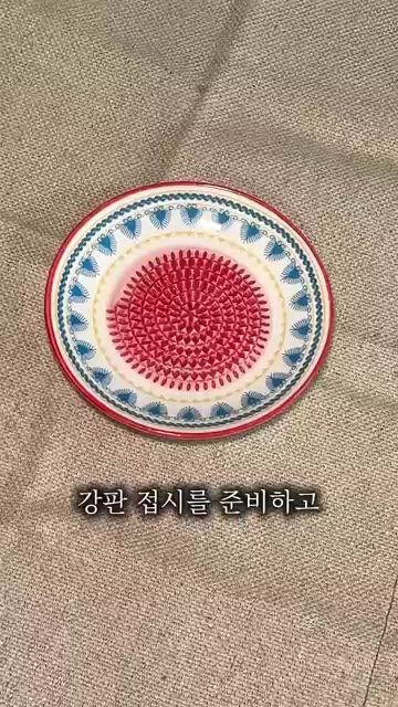 강판 접시를 준비하고 잘 익은 토마토를 강판에 갈아줍니다. — 불 쓰지 않고 만드는 스페인식 토마토 브루스케타
