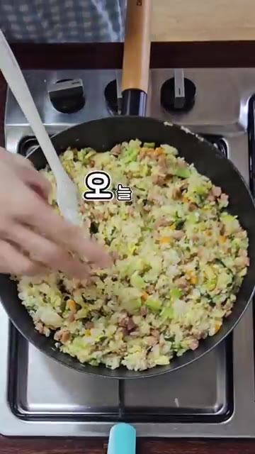 마지막으로 간을 보고 부족한 간은 맛소금으로 맞춰주면 맛있는 계란볶… — 냉장고 짜투리 채소로 만드는 초간단 계란볶음밥 레시피