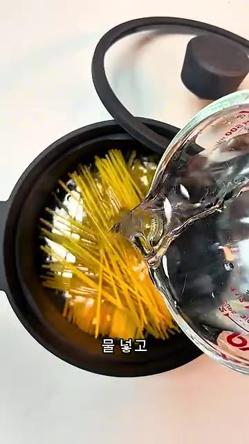 실리콘 냄비에 파스타면을 잘라 넣고 물을 부어 전자레인지에 10분간… — 실리쿤 냄비로 만든 초간단 전자레인지 파스타
