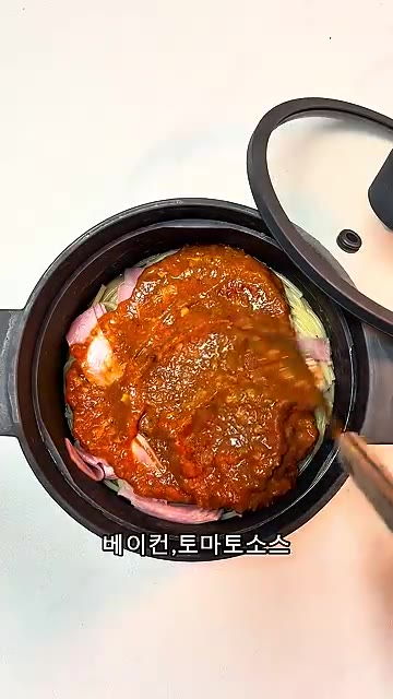 전자레인지에서 꺼내 물을 버리고 베이컨을 올린다. — 실리쿤 냄비로 만든 초간단 전자레인지 파스타
