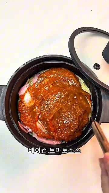 토마토소스를 베이컨 위에 듬뿍 뿌려준다. — 실리쿤 냄비로 만든 초간단 전자레인지 파스타