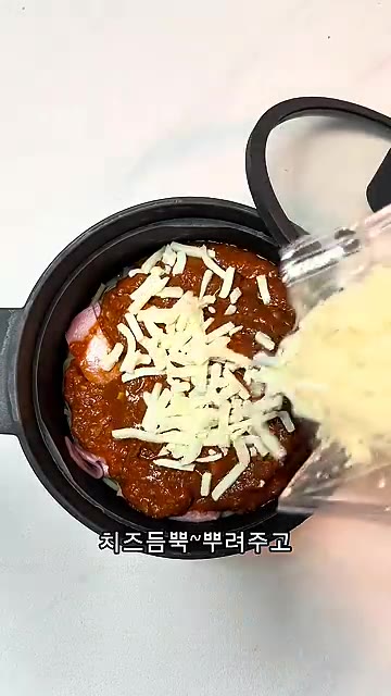 치즈를 듬뿍 뿌려준다. — 실리쿤 냄비로 만든 초간단 전자레인지 파스타