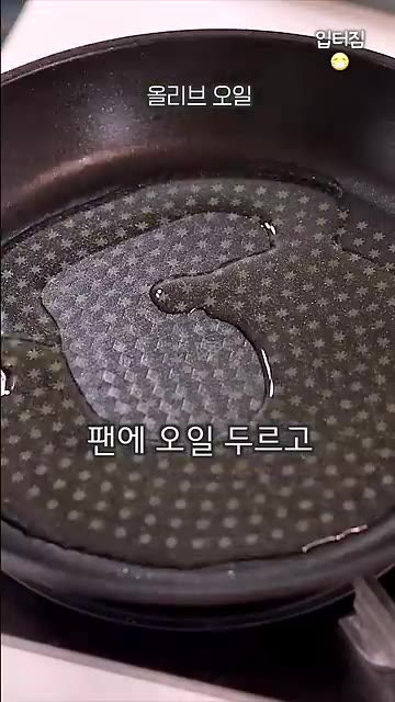 두유면을 적당한 길이로 자르고, 만들어둔 반죽을 두유면으로 감싸 줍니다. — 다이어트 새우버거 패티 만들기