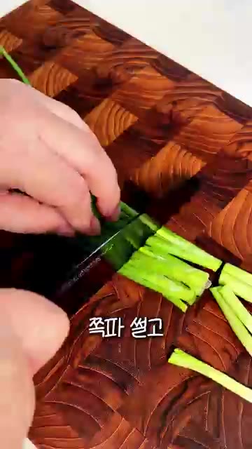느타리버섯을 먹기 좋게 찢고 쪽파는 5cm 길이로 썰어 준비합니다. — 새우 순두부탕 | 찬바람 불 때 생각나는 초간단 맑은 국물 요리