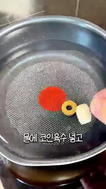 냄비에 물과 코인 육수를 넣고 끓어오르면 소금으로 간을 맞춥니다. — 새우 순두부탕 | 찬바람 불 때 생각나는 초간단 맑은 국물 요리