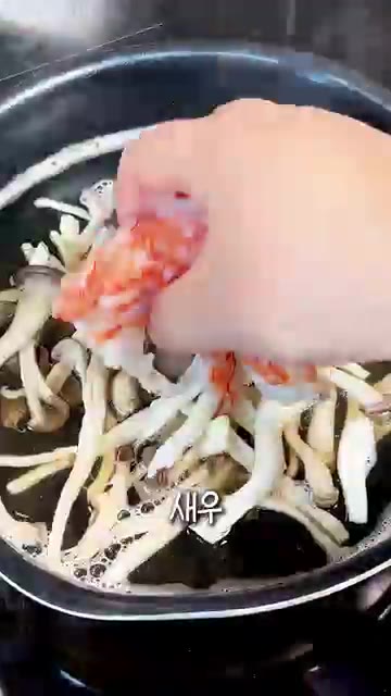 간을 맞춘 뒤 느타리버섯, 새우, 다진 마늘을 넣고 끓여줍니다. — 새우 순두부탕 | 찬바람 불 때 생각나는 초간단 맑은 국물 요리