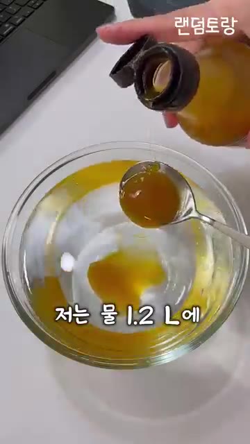 물 1.2L에 치킨스톡 2큰술을 풀어 냄비에 붓는다. — 김치찌개에 이걸 넣으면 맛있다고?!