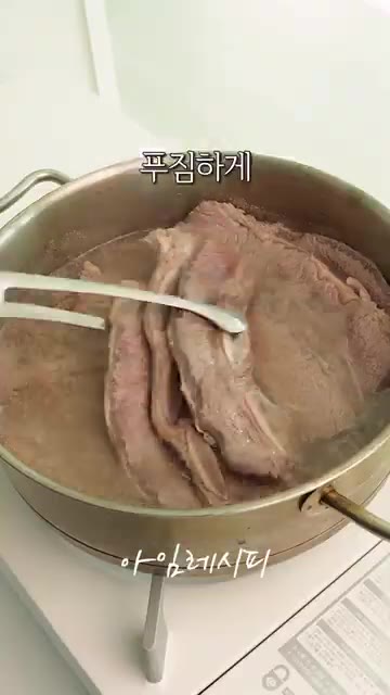 무는 큼직하게 썰어 국간장 2큰술, 참기름 1큰술을 넣고 밑간합니다. — 몽땅 넣으면 완성되는 갈비탕