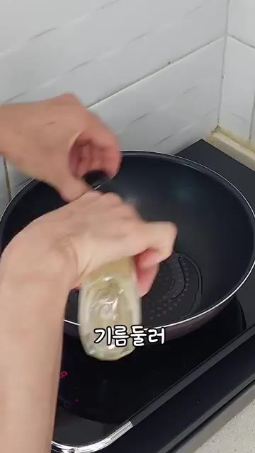 달군 팬에 기름을 두르고 채 썬 양파를 넣고 투명해질 때까지 볶는다. — 된장 비빔면 간단 레시피